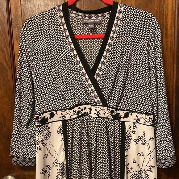 A Pea In The Pod maternity dress. - Picture 2 of 5